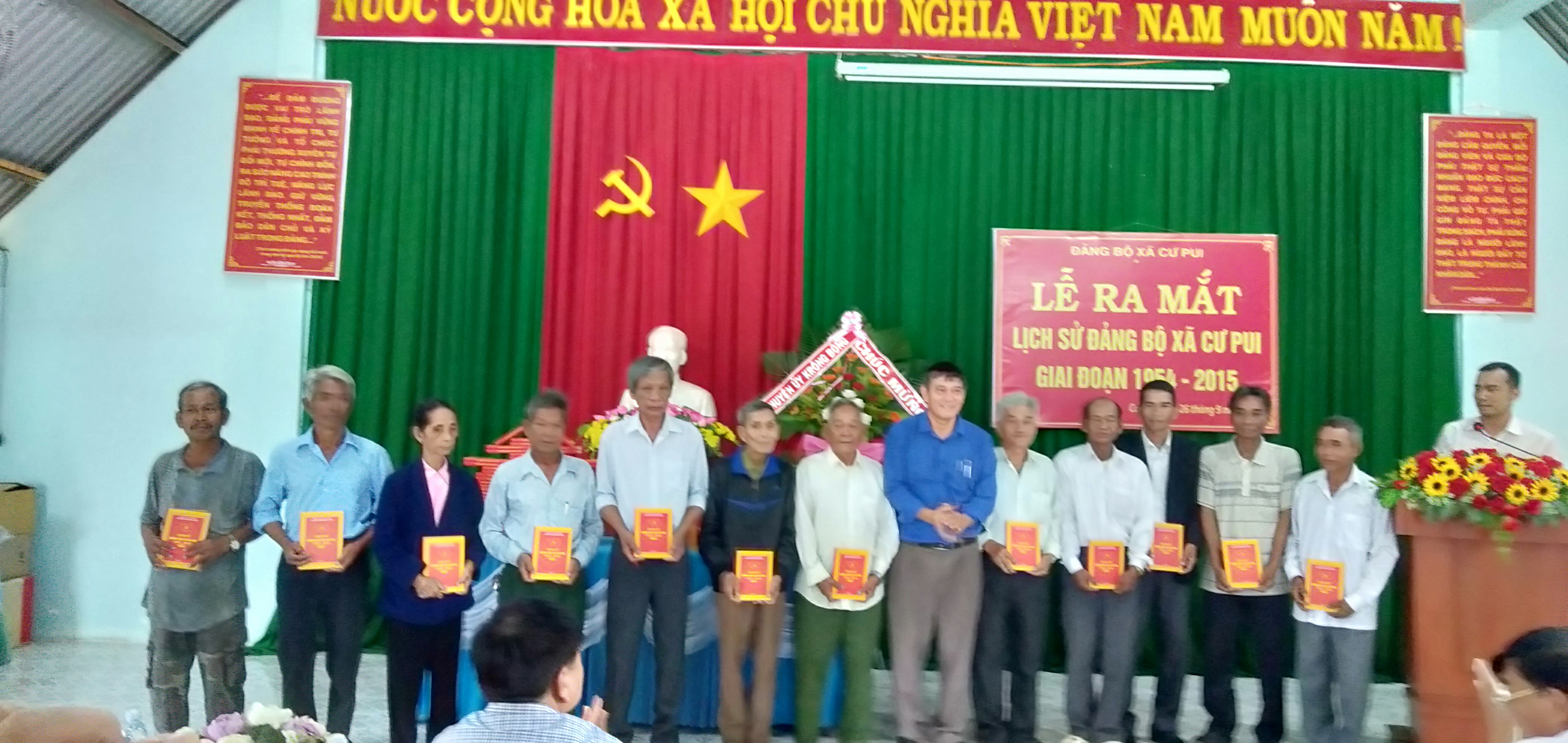 Lễ ra mắt, phát hành cuốn Lịch sử Đảng bộ xã Cư Pui, huyện Krông Bông giai đoạn 1954-2015
