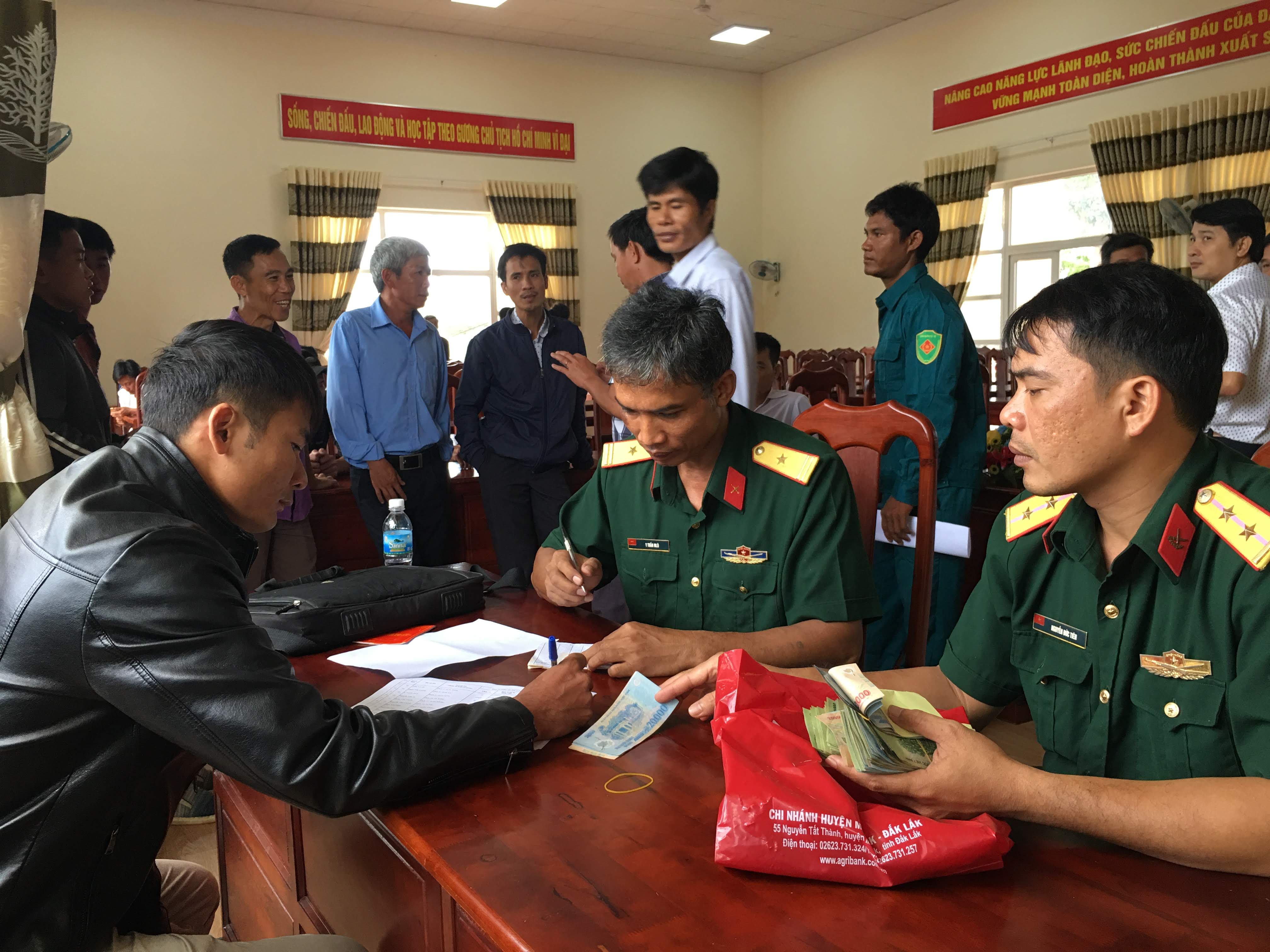 Ban Chỉ huy Quân sự huyện M'Drắk Tổ chức sinh hoạt chi trả phụ cấp trách nhiệm quân nhân dự bị