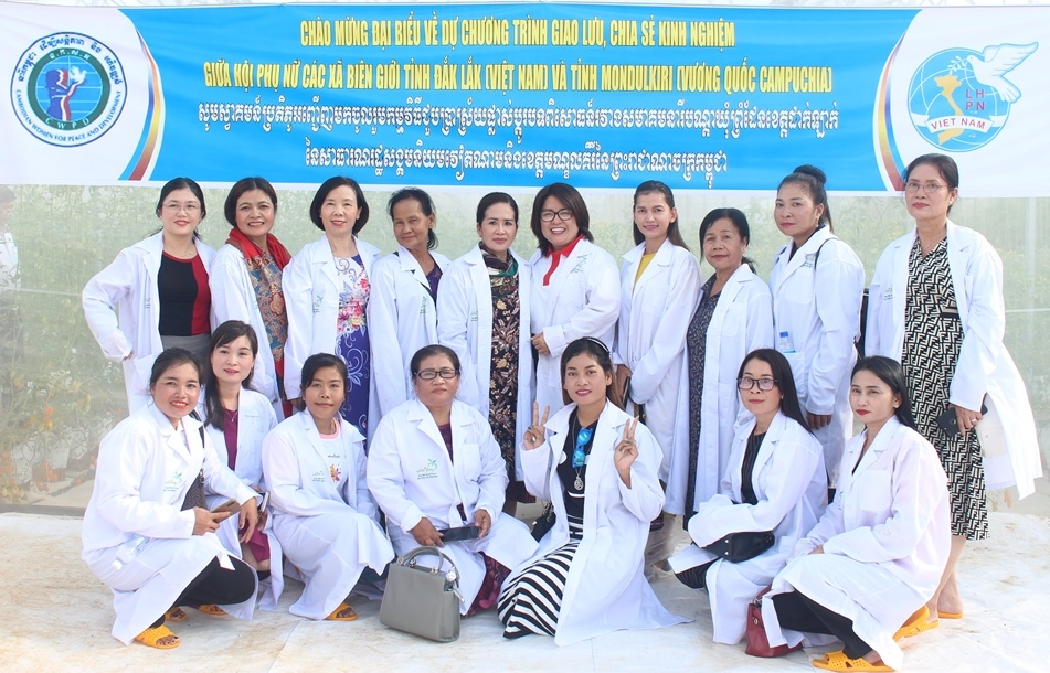 Cán bộ, hội viên phụ nữ tham quan mô hình phát triển kinh tế ở Buôn Đôn