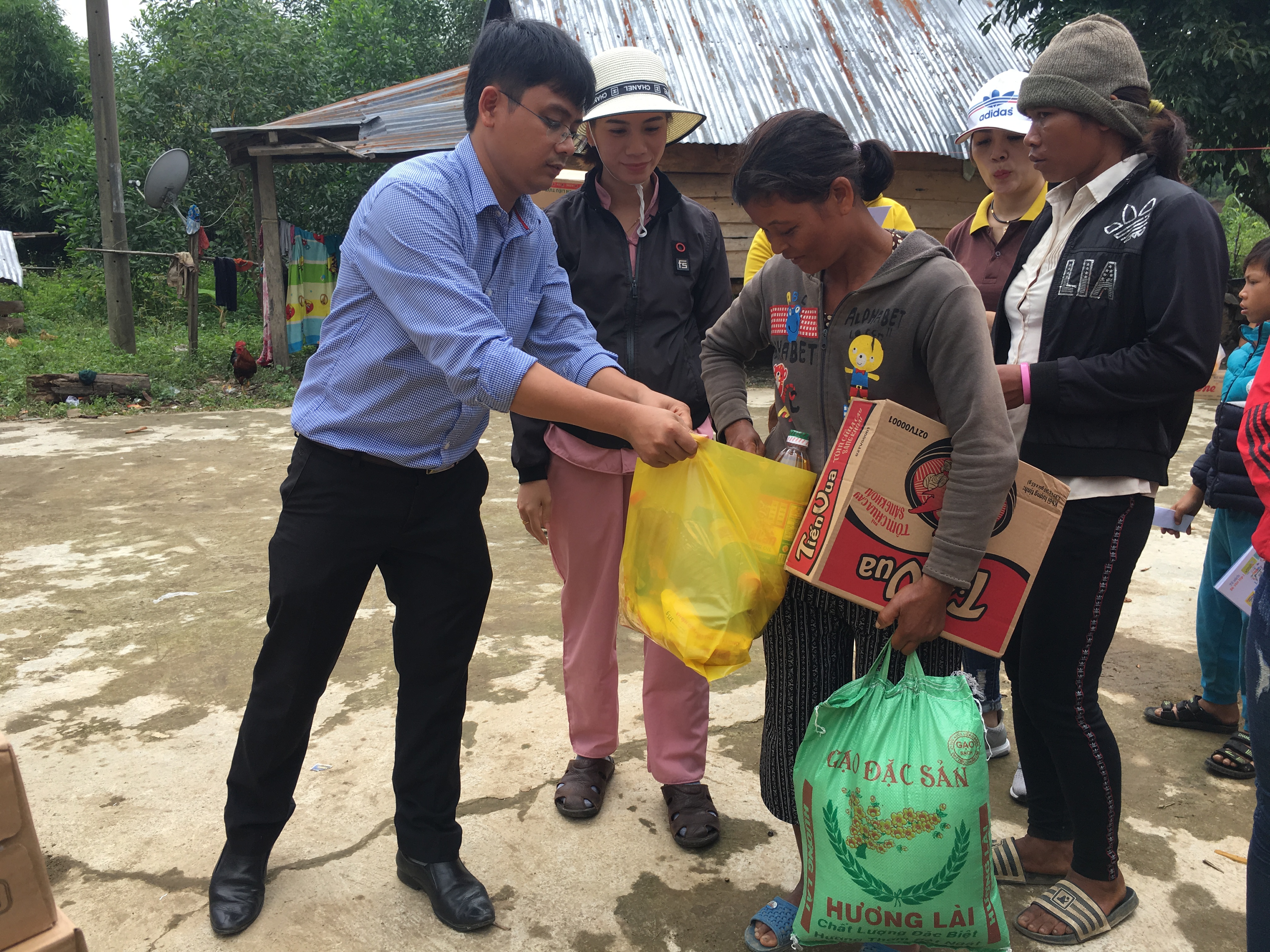 Tặng quà hộ nghèo buôn M'Jam, xã Ea Trang, huyện M'drắk