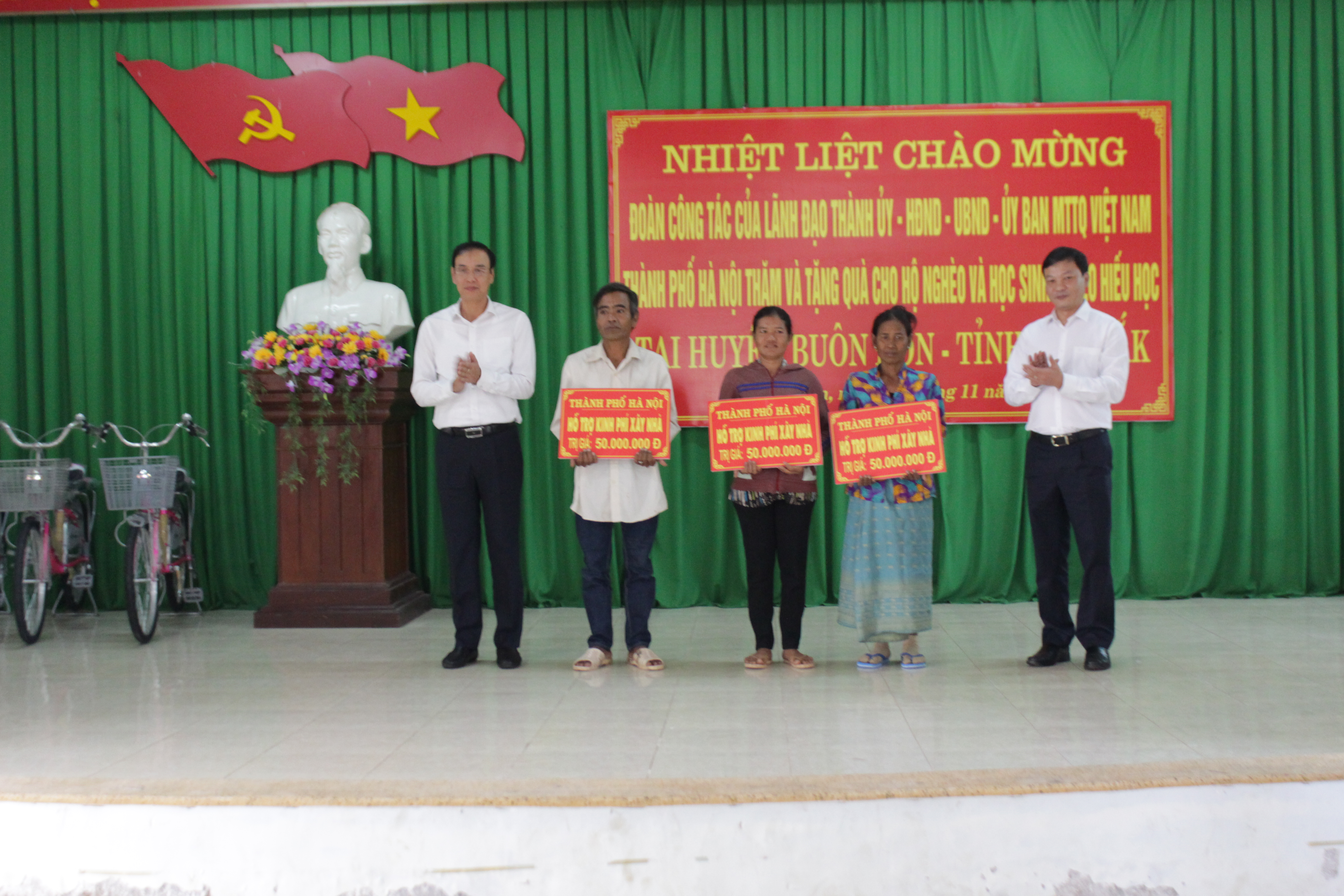 Thành ủy Hà Nội tặng quà cho hộ nghèo và học sinh nghèo hiếu học trên địa bàn huyện Buôn Đôn