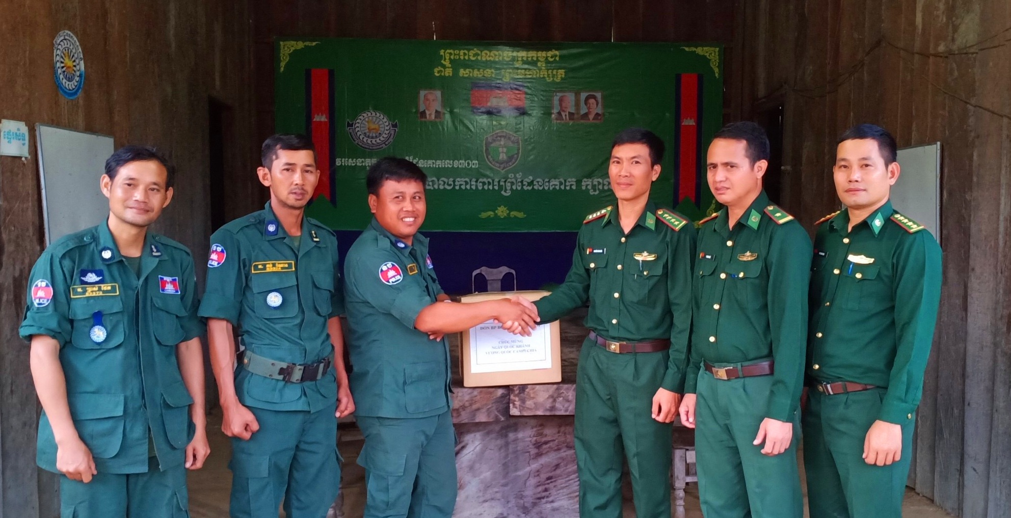 Đồn Biên phòng Bo Heng chúc mừng Đồn Co Bal Đom Rây nhân kỷ niệm 66 năm Quốc khánh Campuchia