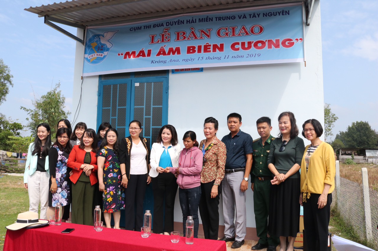 Bàn giao "Mái ấm biên cương" cho phụ nữ khó khăn tại xã Krông Na