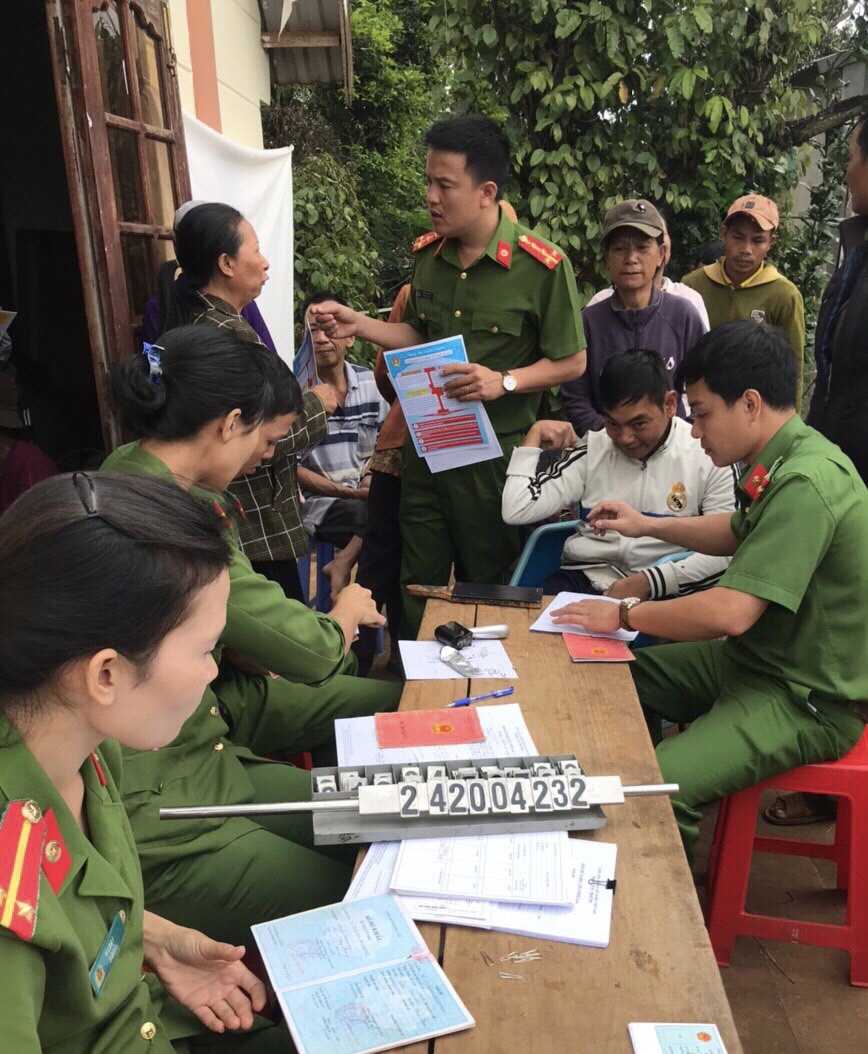 Công an xã Dray Bhăng hướng dẫn giải quyết thủ tục hành chính cho 200 hộ dân
