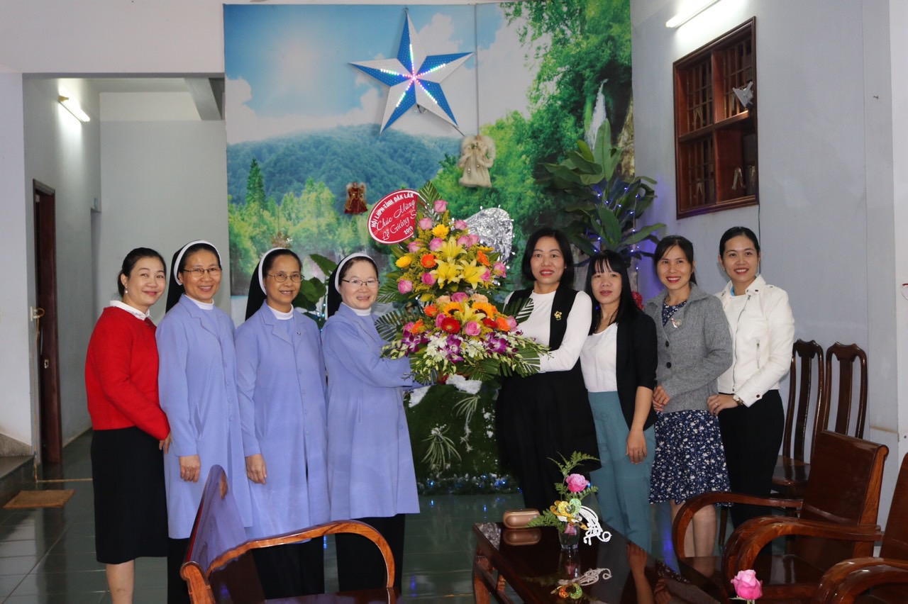 Hội LHPN tỉnh thăm, tặng quà các dòng tu nữ nhân dịp Lễ Giáng sinh năm 2019