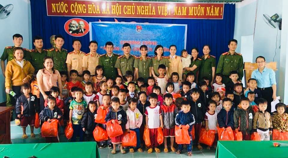 Đoàn cơ sở Công an huyện M'Drắk  tổ chức chương trình áo ấm cho em đến trường