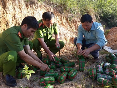 Công an huyện M’Drắk : Tiêu hủy 120kg giò thịt không rõ nguồn gốc
