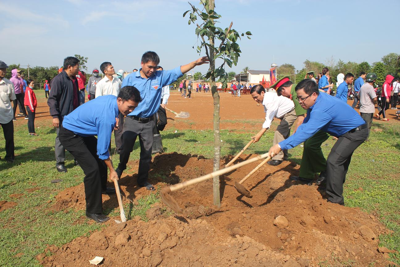 Tuổi trẻ huyện Buôn Đôn "Chung sức xây dựng nông thôn mới"