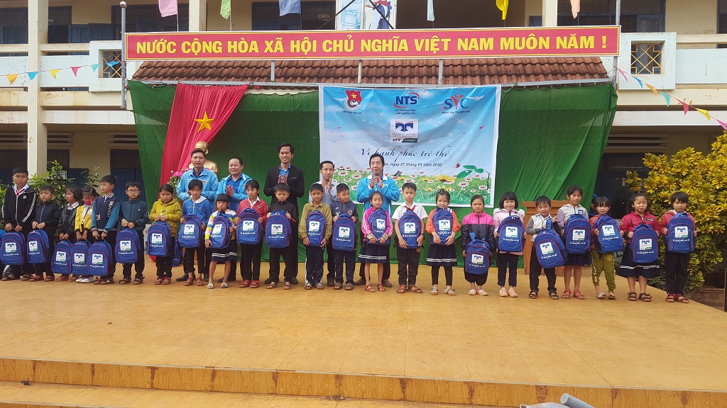 Tỉnh đoàn Đắk Lắk trao quà Tết cho học sinh ở huyện Ea H'leo