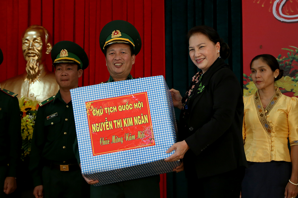 NA Chairwoman Nguyen Thi Kim Ngan meets the Mobile Training Battalion of the Dak Lak Provincial Border Guard
