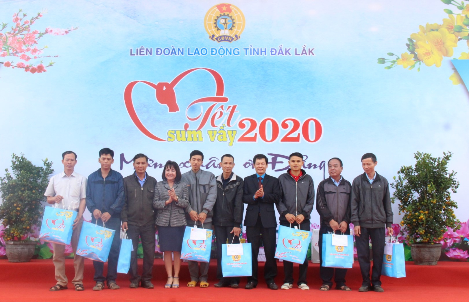 Programme “Tet Reunion 2020”: Offering 240 gifts to workers