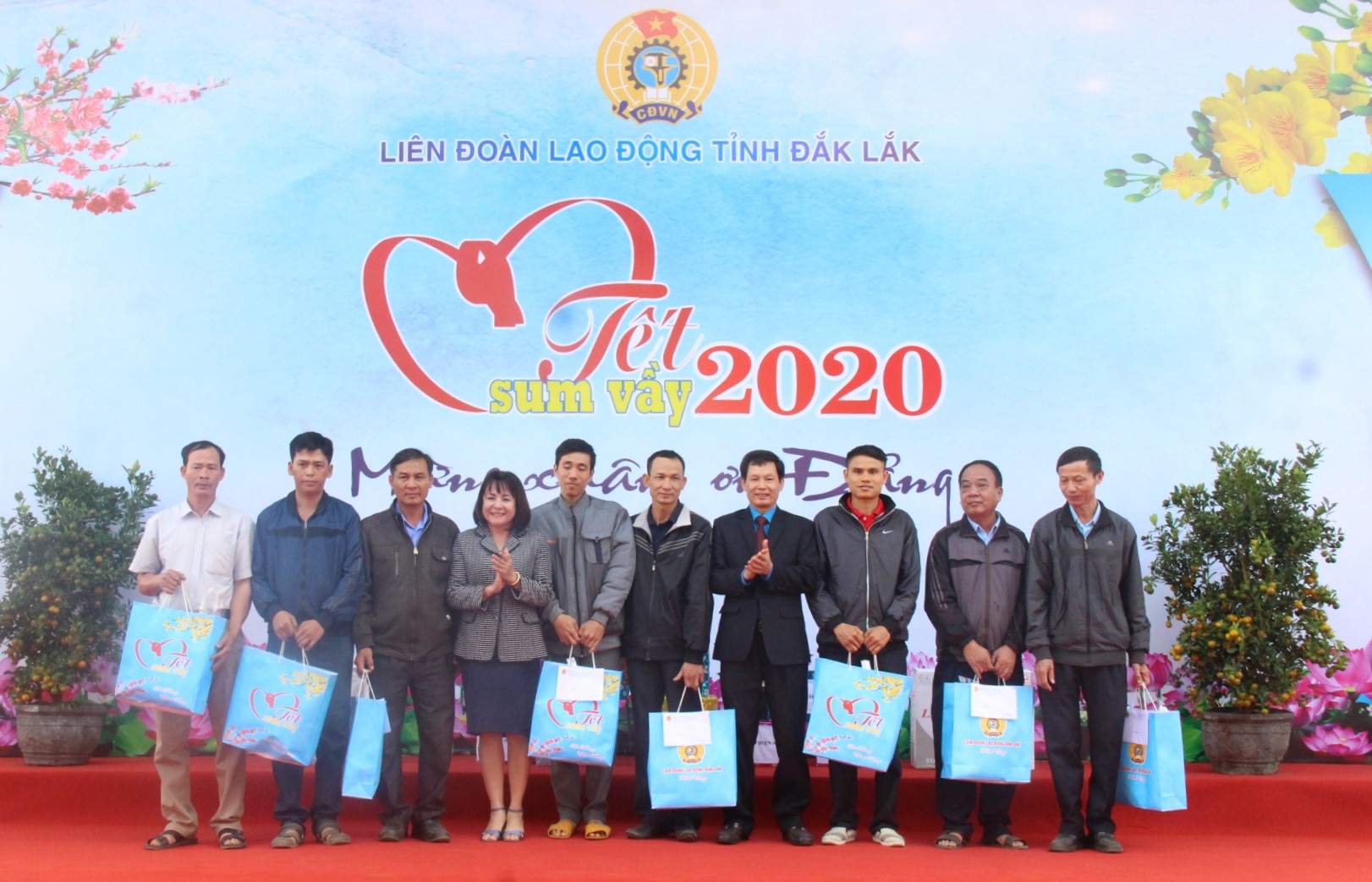 Chương trình “Tết sum vầy” 2020: Trao tặng 240 suất quà cho công nhân lao động