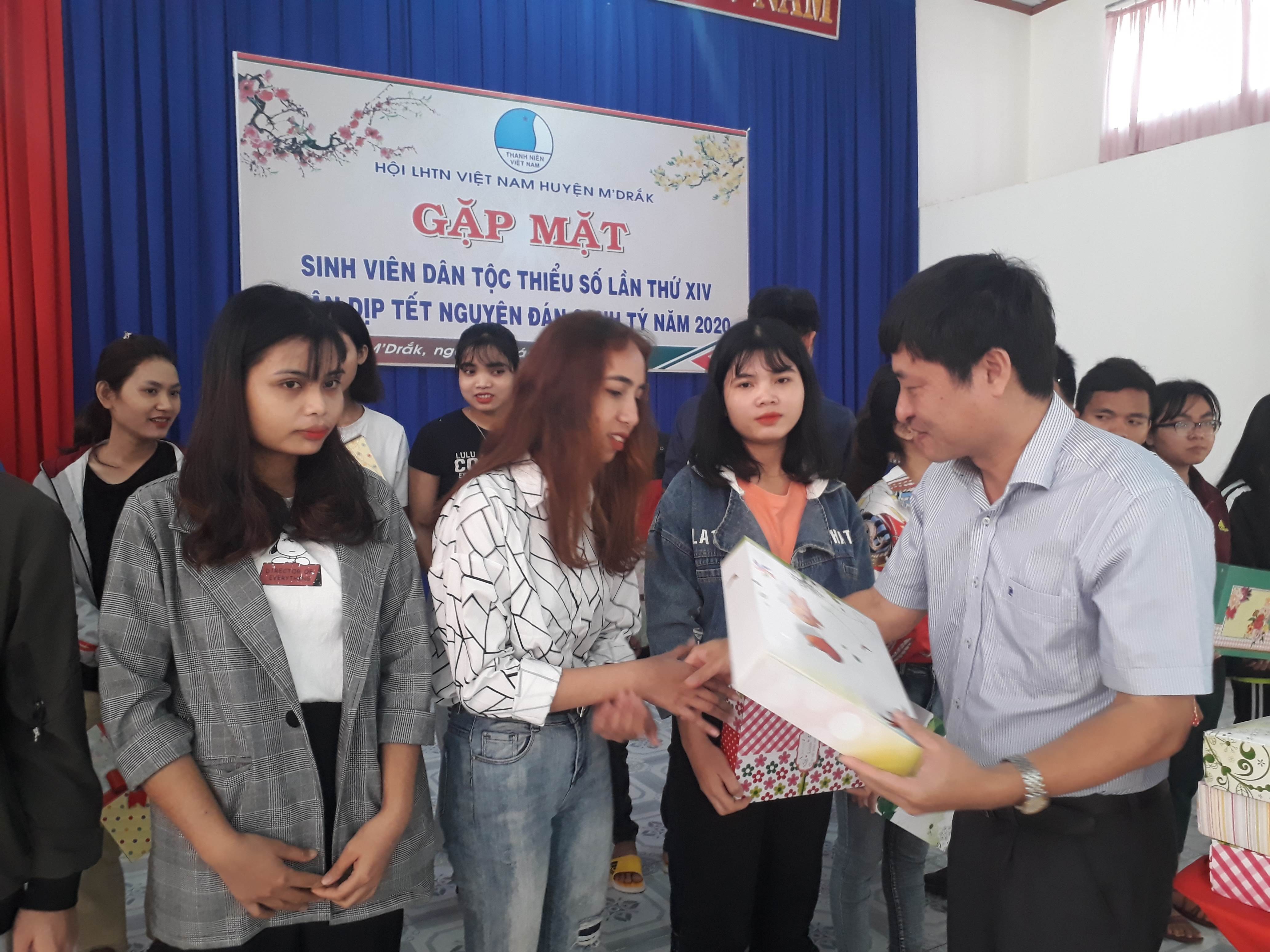 Huyện M’Đrắk gặp mặt sinh viên dân tộc thiểu số nhân dịp Tết Nguyên đán Canh Tý năm 2020