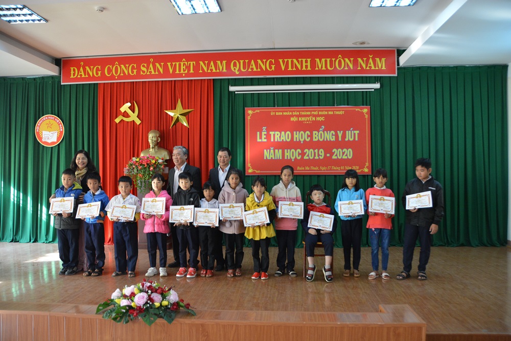 Hội Khuyến học thành phố Buôn Ma Thuột: Trao học bổng Y Jut cho 106 học sinh nghèo vượt khó