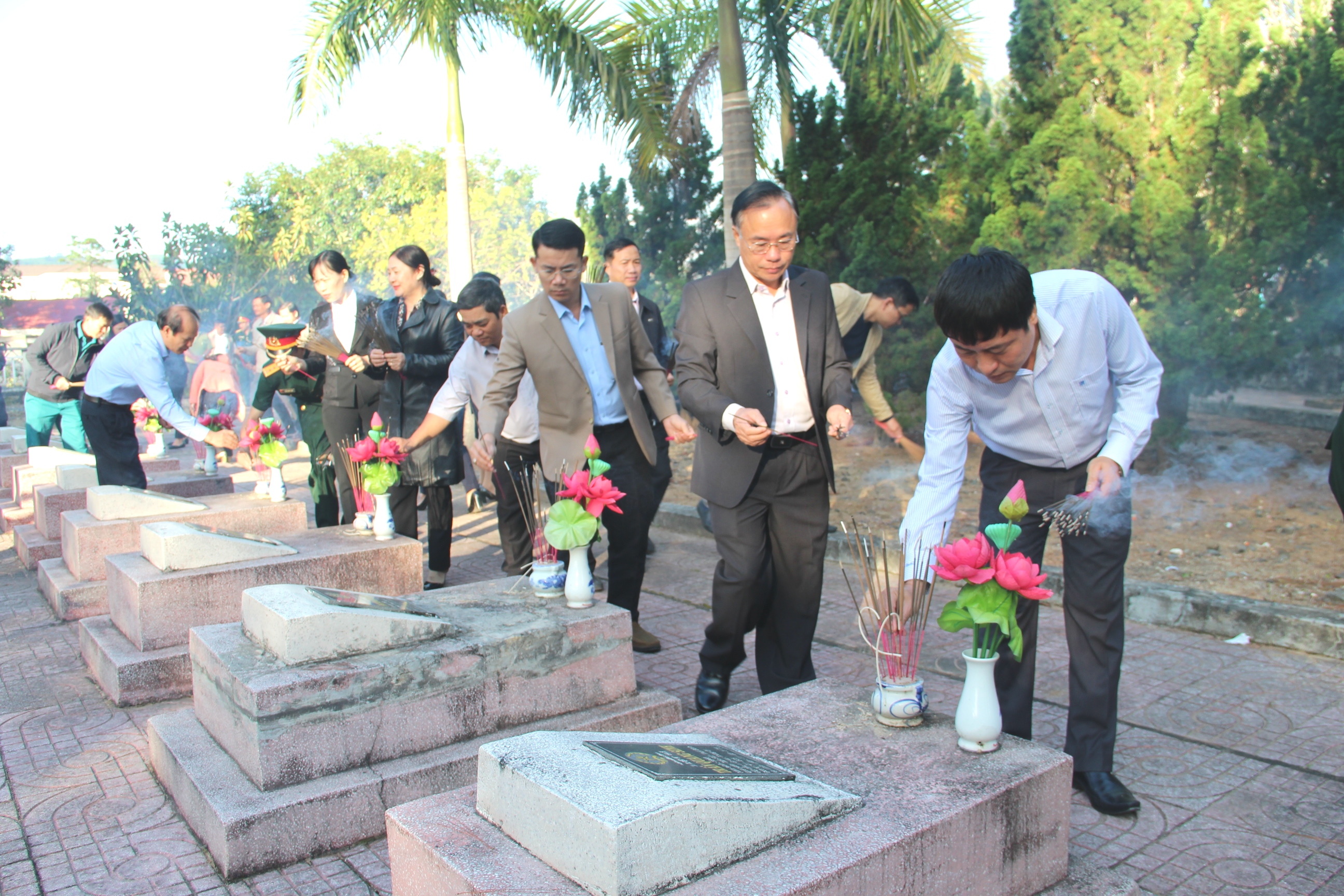 Huyện M’Drắk viếng nghĩa trang liệt sỹ nhân dịp Tết Canh Tý