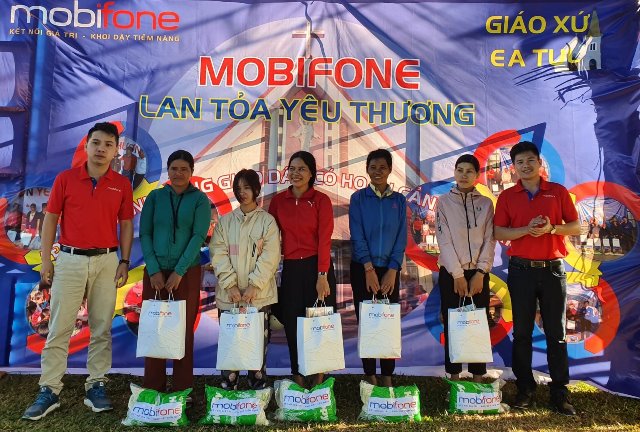 MobiFone tỉnh Đắk Lắk trao quà Tết cho hộ nghèo xã Ea Tul, Cư M’gar