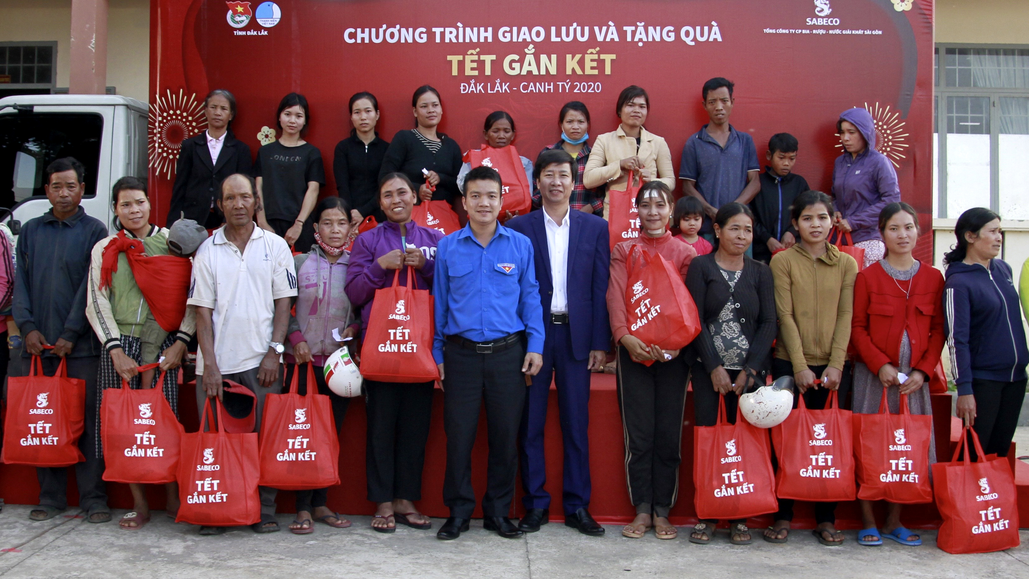 Tỉnh Đoàn phối hợp với Tổng Công ty Bia rượu nước giải khát Sài Gòn trao 600 suất quà Tết cho các gia đình có hoàn cảnh khó khăn