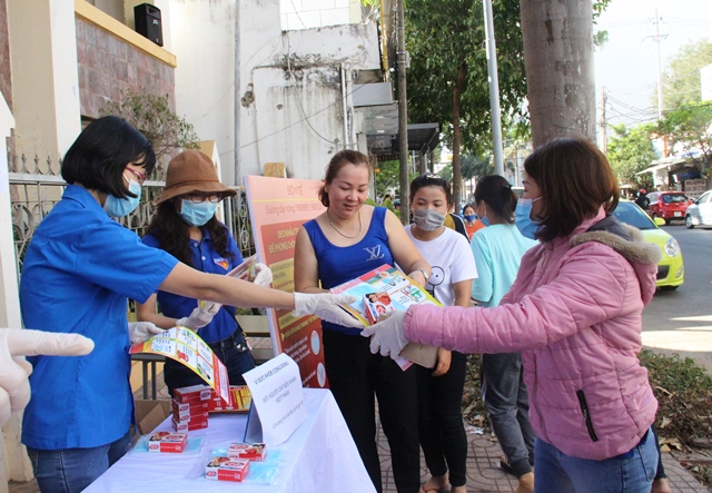 Đoàn cơ sở Viện Vệ sinh Dịch tễ Tây Nguyên tuyên truyền, tặng khẩu trang và xà phòng sát khuẩn cho người dân TP.Buôn Ma Thuột