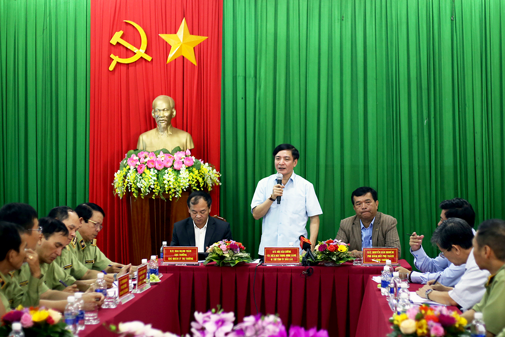Bí thư Tỉnh ủy Bùi Văn Cường thăm và làm việc tại Cục Quản lý thị trường