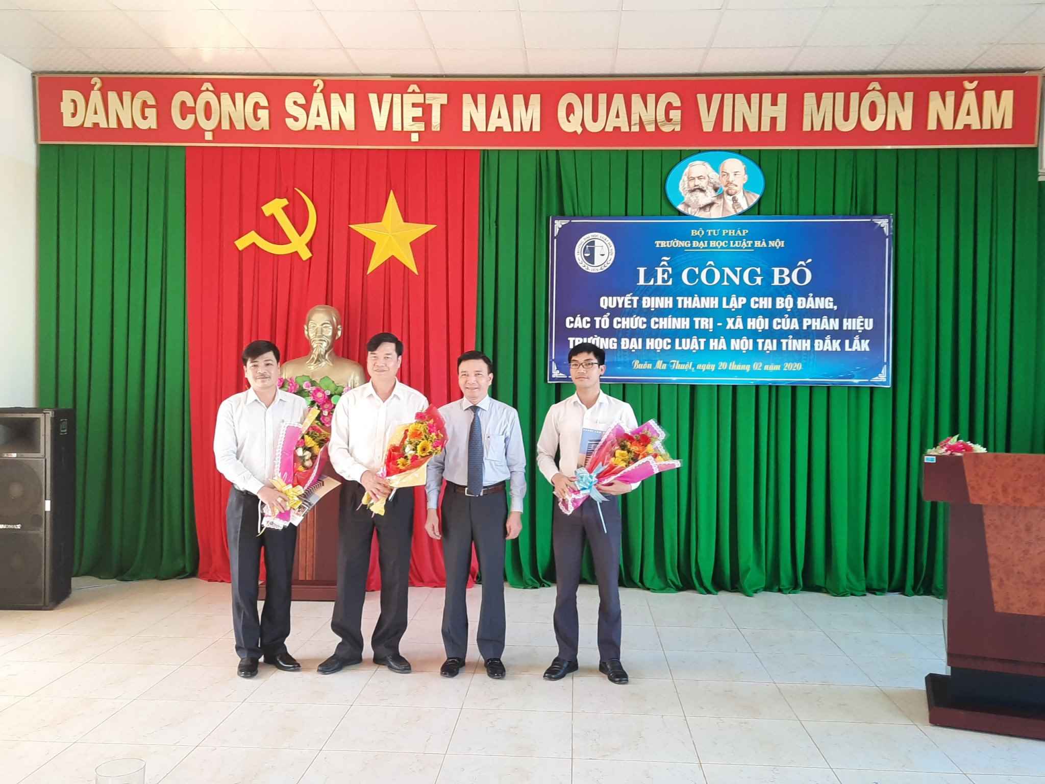 Công bố quyết định thành lập Chi bộ Đảng và các tổ chức chính trị - xã hội của Phân hiệu Trường Đại học Luật Hà Nội tại tỉnh Đắk Lắk