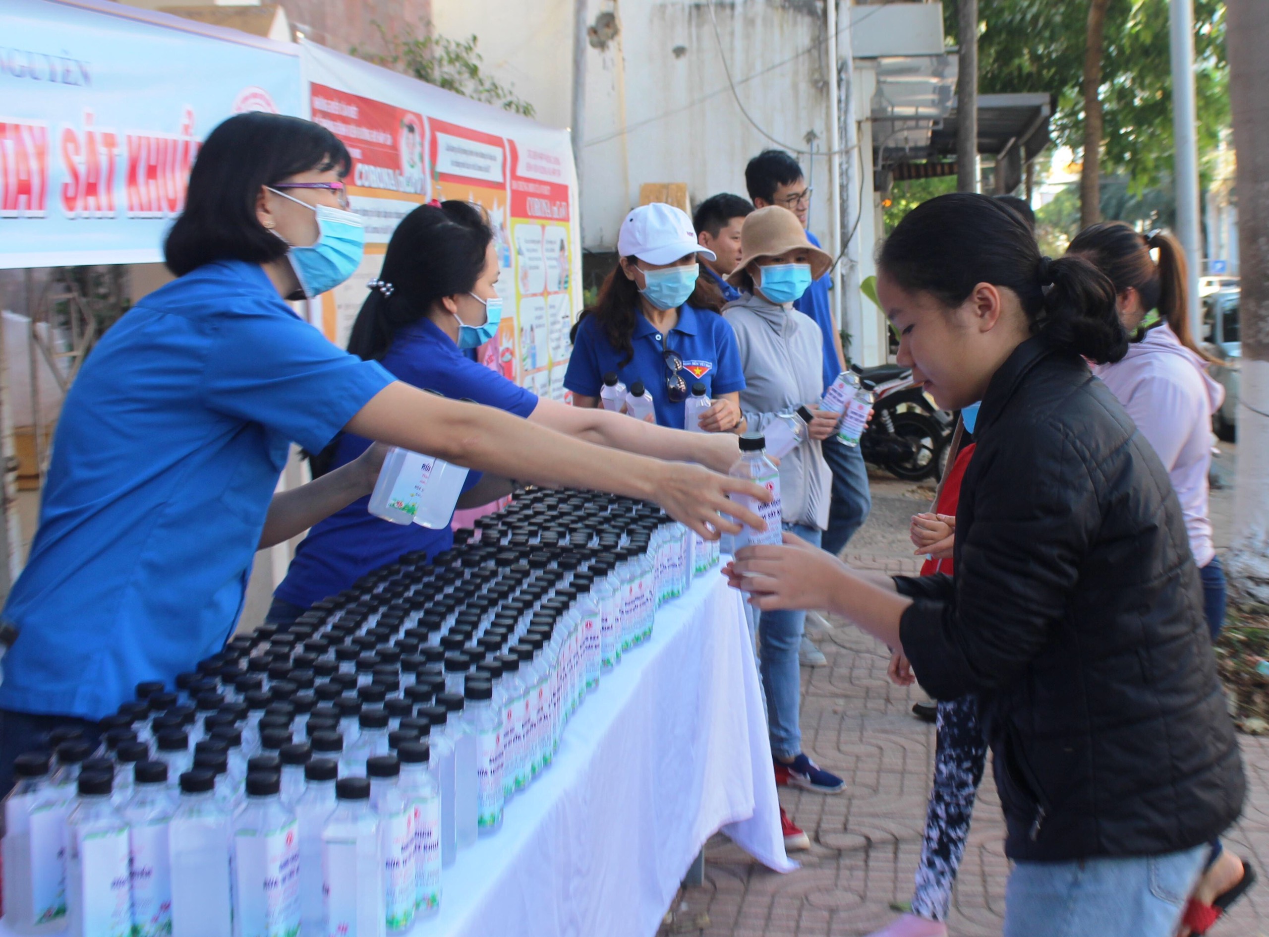 Đoàn cơ sở Viện Vệ sinh Dịch tễ Tây Nguyên phát 1.000 chai dung dịch sát khuẩn cho người dân