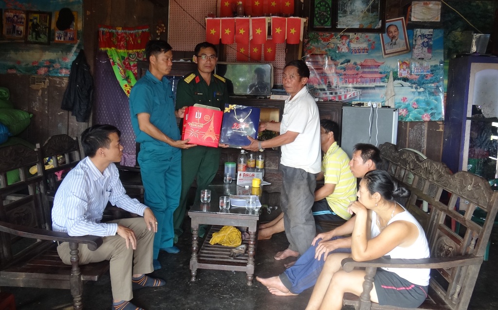 Quỹ Tấm lòng vàng Báo Đắk Lắk và Nhóm từ thiện huyện Cư M’gar hỗ trợ gia đình gia đình có 3 người con bệnh tật ở xã Ea M’droh