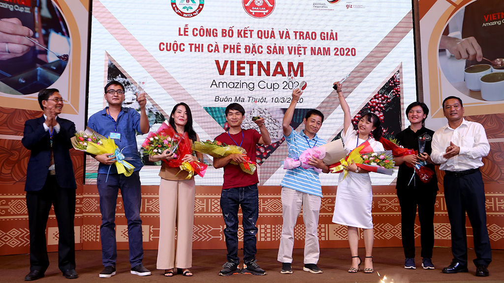 Announcing the results and awarding prizes to winners of the Vietnam Specialty Coffee Competition 2020