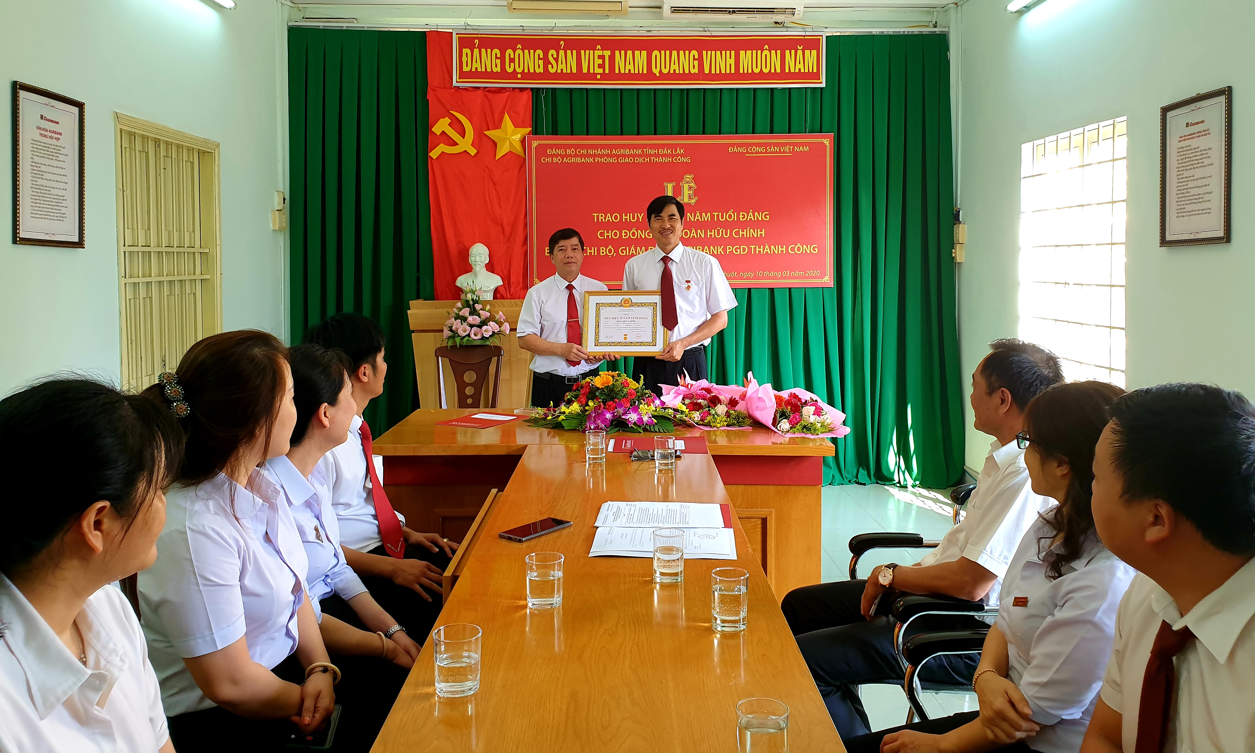 Đảng bộ Agribank tỉnh Đắk Lắk trao Huy hiệu 30 năm tuổi Đảng cho 01 Đảng viên