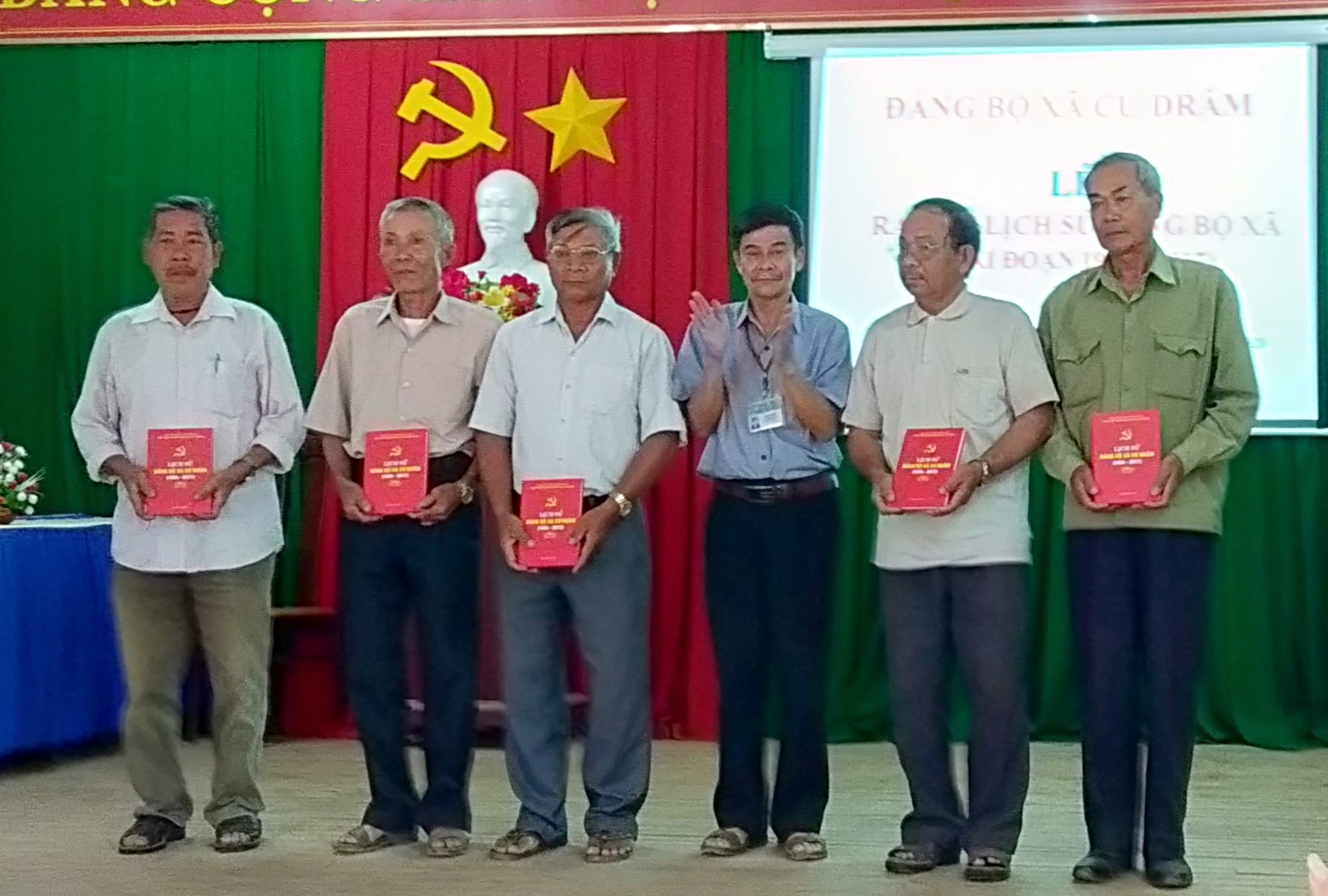 Ra mắt cuốn Lịch sử Đảng bộ xã Cư Đrăm giai đoạn 1954 – 2017