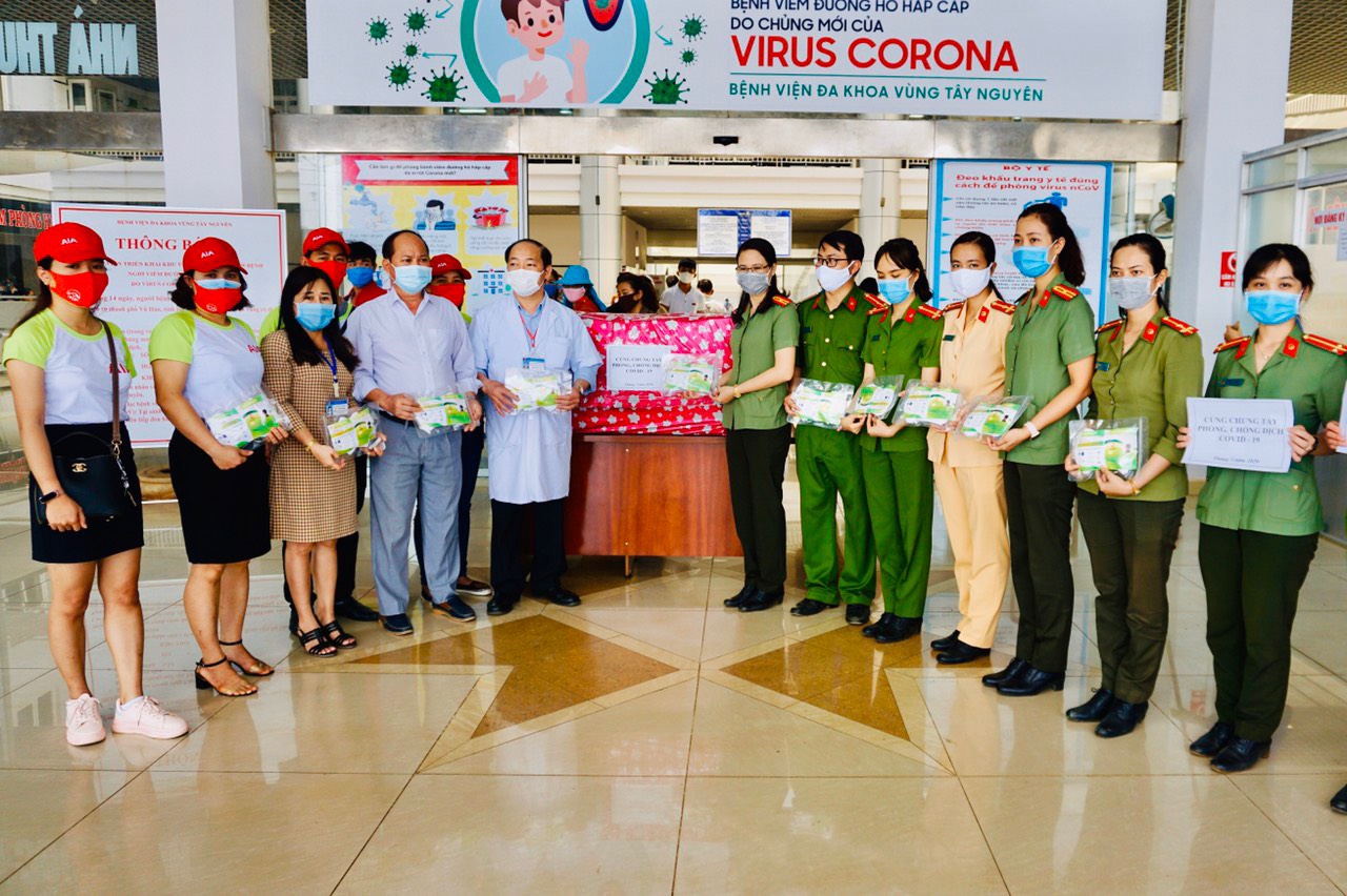 Hội Phụ nữ Công an tỉnh tặng khẩu trang, dung dịch sát khuẩn cho các đơn vị phòng chống dịch Covid-19