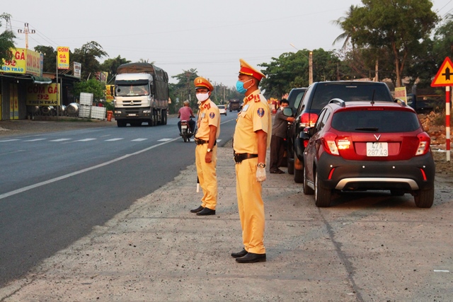 Lực lượng cảnh sát giao thông túc trực tại điểm chốt dịch xã Hòa Phú