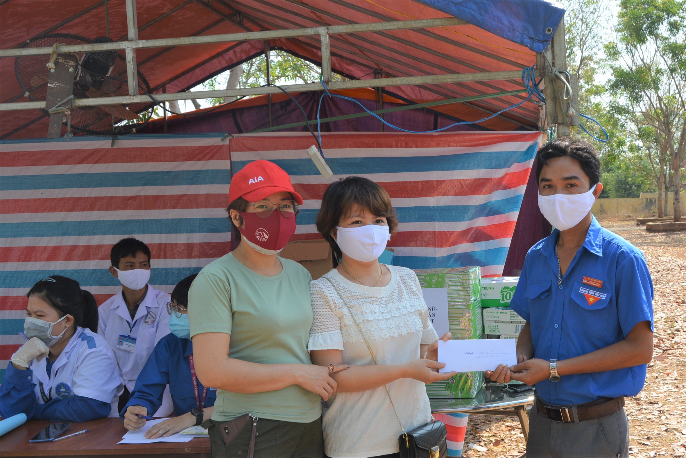 Visiting and presenting gifts to Checkpoint No. 1 for Covid-19 containment in Hoa Phu commune, Buon Ma Thuot city