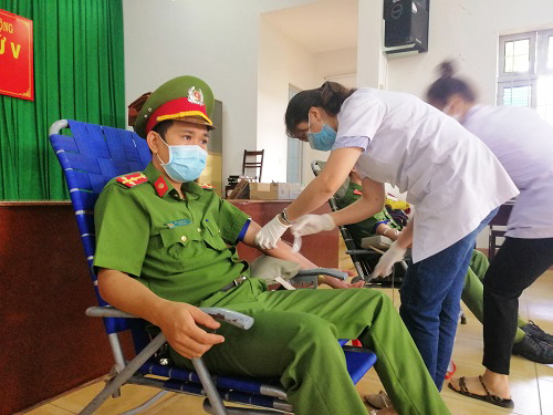 Dak Lak’s police officers join blood voluntary donation day