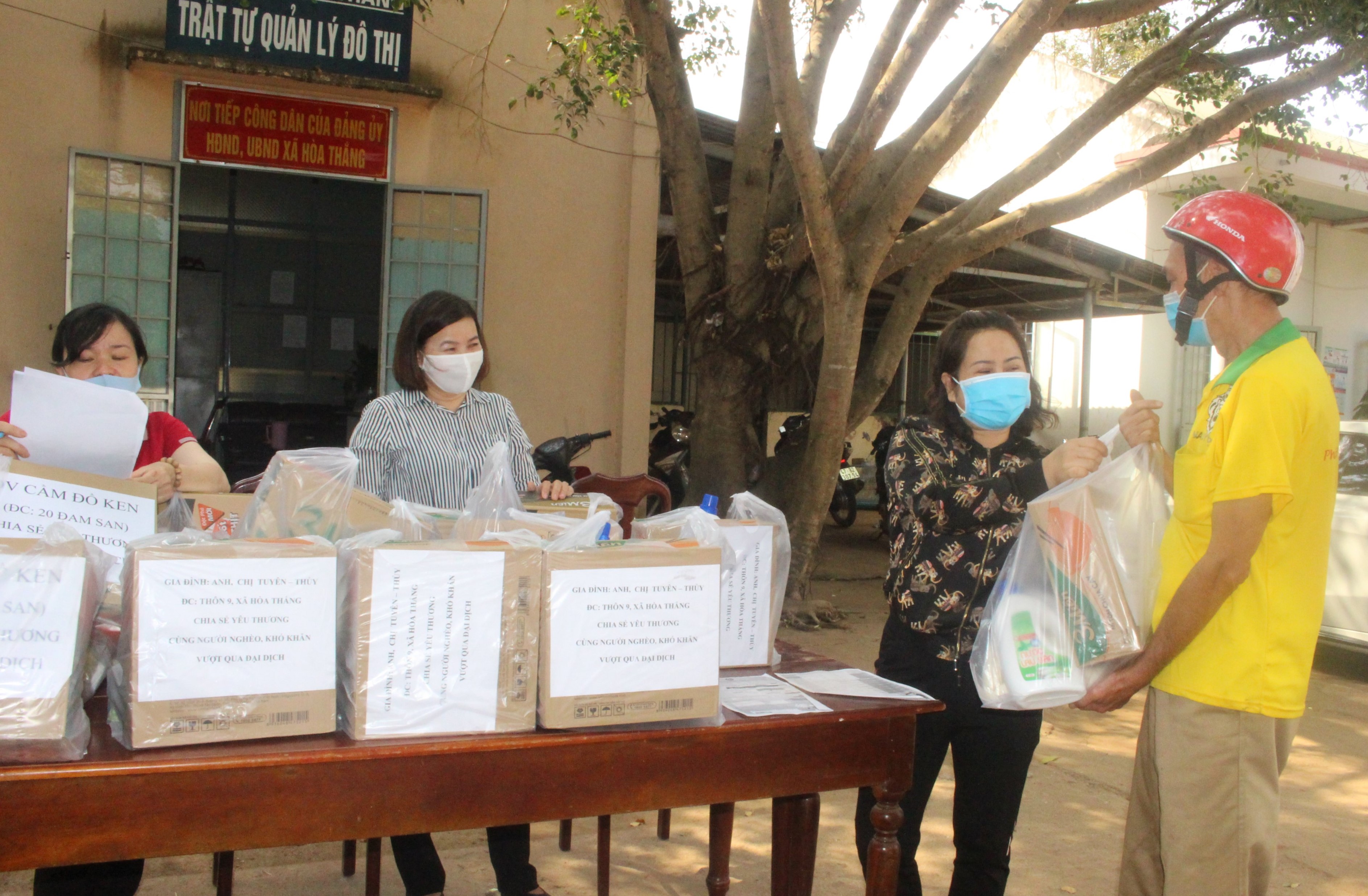 UBND xã Hòa Thắng tặng quà hộ nghèo, có hoàn cảnh khó khăn bị ảnh hưởng bởi dịch Covid-19