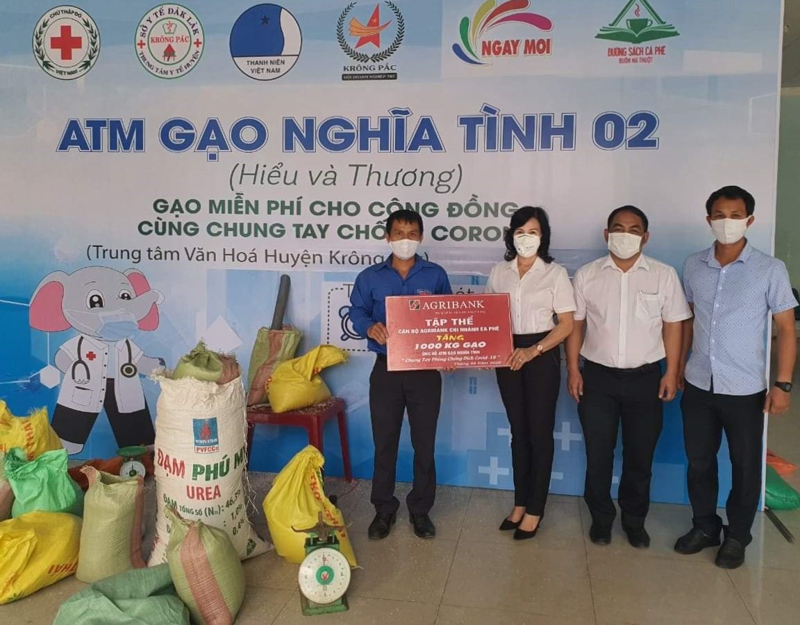 Agribank chi nhánh Ea Phê ủng hộ 01 tấn gạo cho “ATM gạo nghĩa tình 02”
