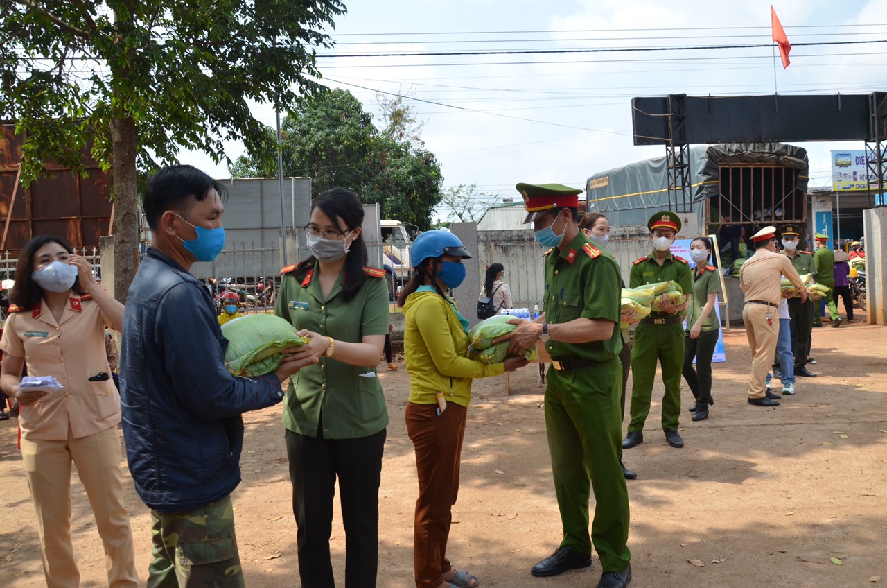 Bí thư Tỉnh ủy Đắk Lắk ủng hộ chương trình phát gạo cho dân nghèo vùng sâu