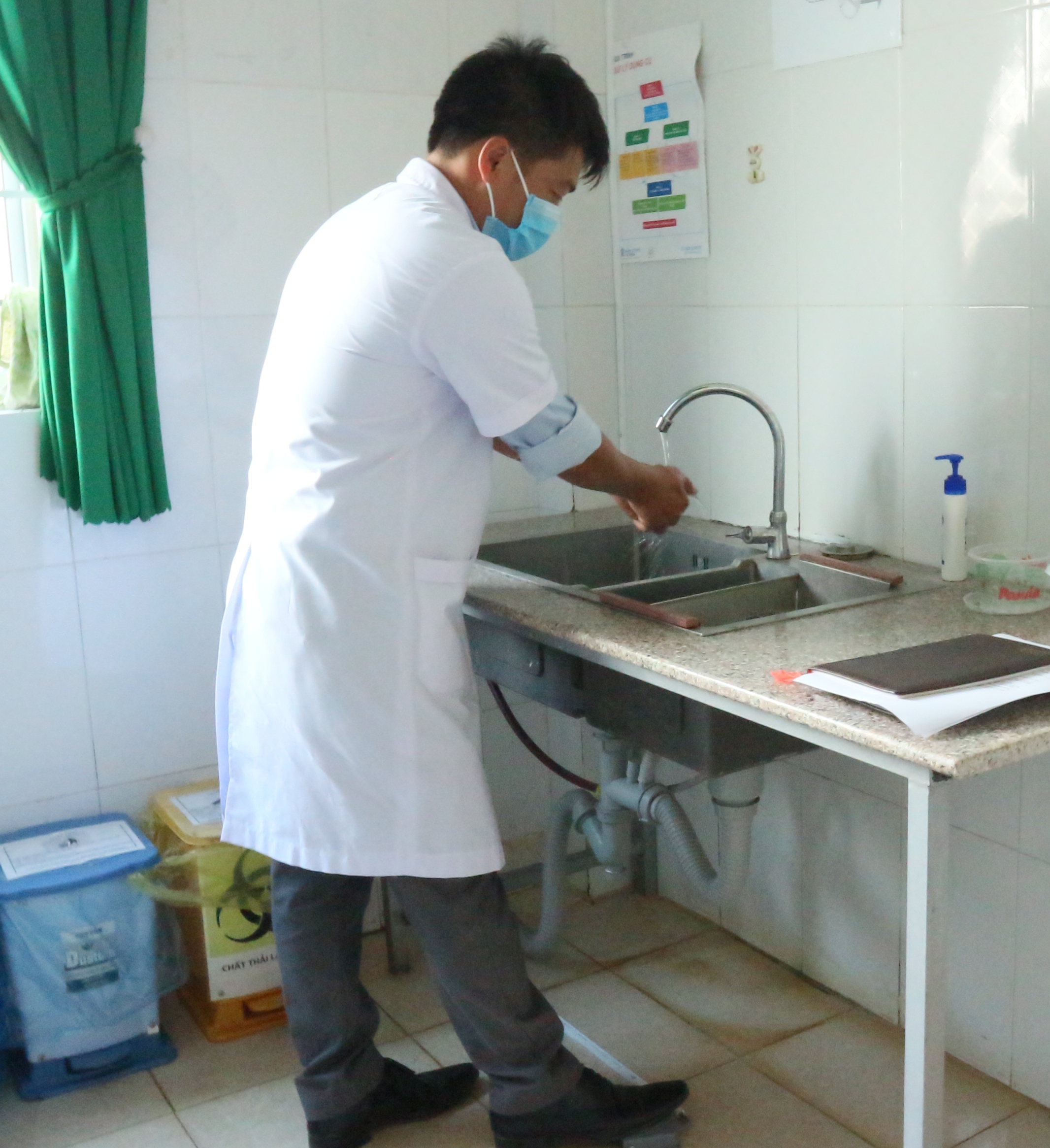 Trung tâm y tế huyện Ea Kar chế tạo thành công máy sát khuẩn tay nhanh phục vụ phòng chống dịch Covid-19