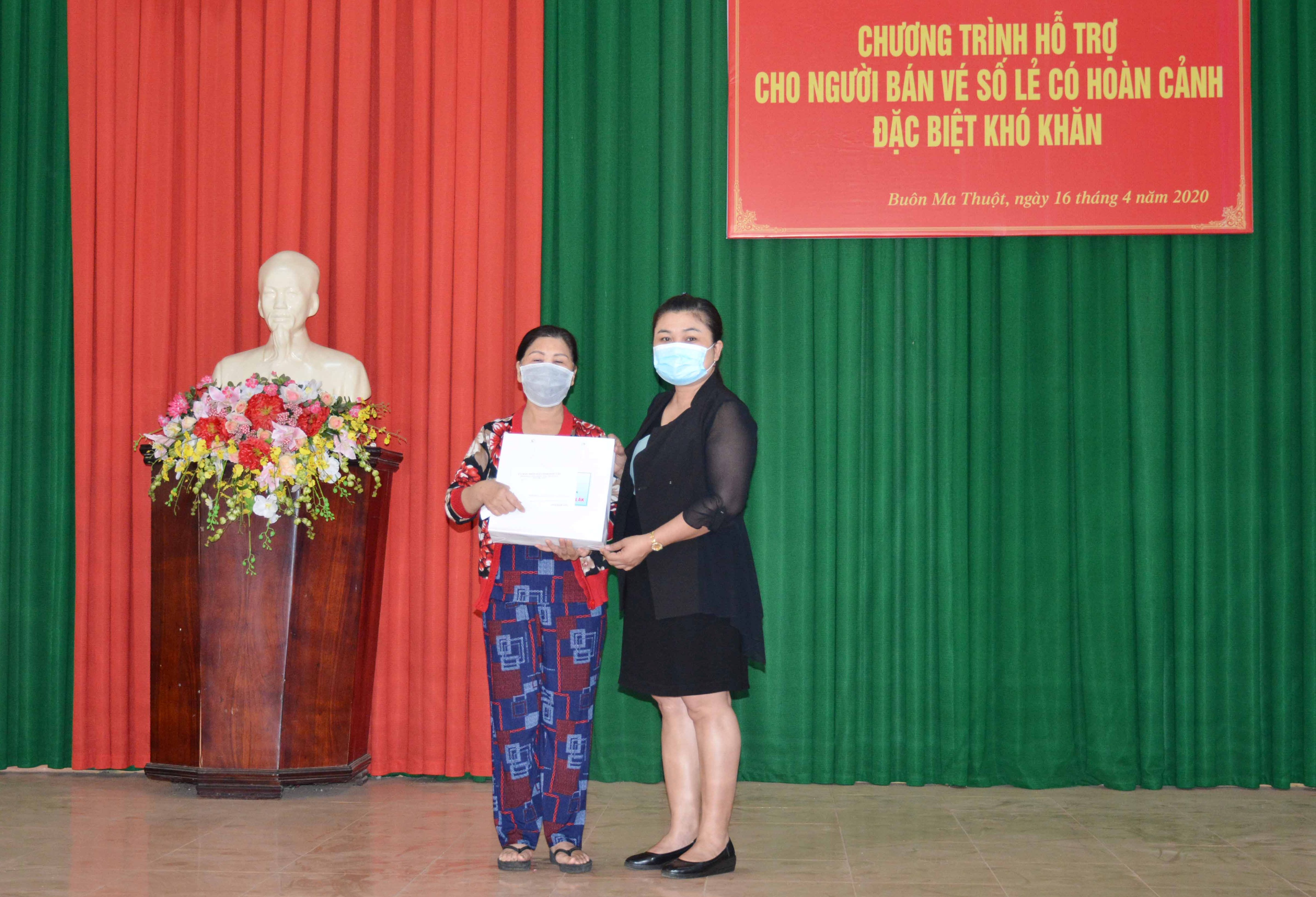 Dak Lak earmarks VND 650 million for the poor people amid Covid-19 pandemic