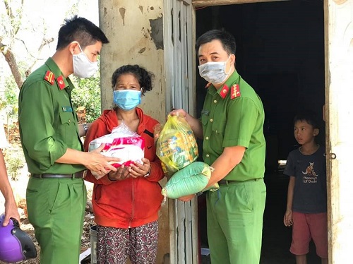 Công an huyện Krông Ana trao quà cho các hộ gia đình khó khăn trong mùa dịch