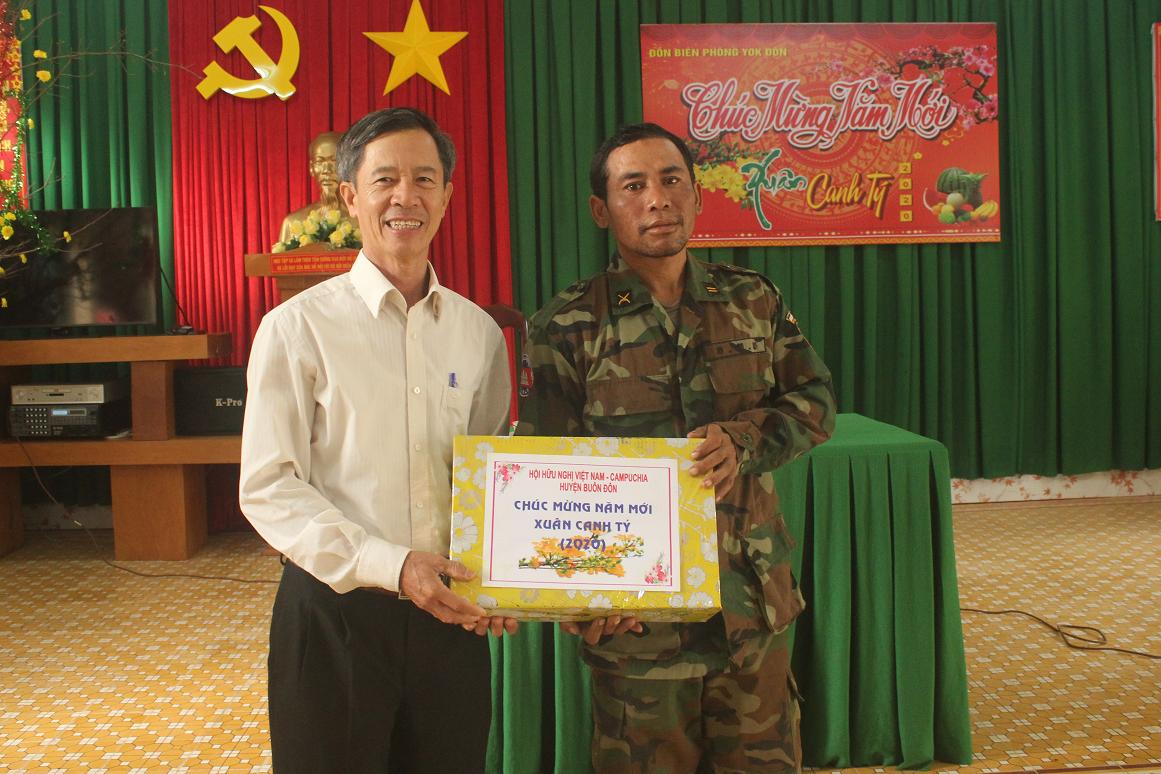 Chung tay vun đắp tình hữu nghị Việt Nam - Campuchia