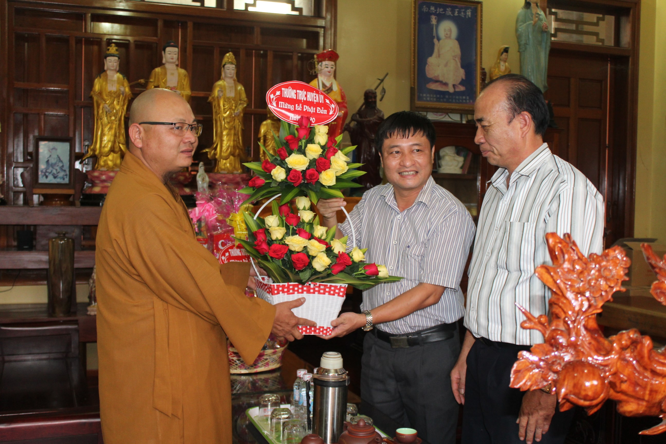 Lãnh đạo Huyện ủy M’Đrắk thăm, chúc mừng chùa Khánh Sơn nhân Đại lễ Phật đản 2020