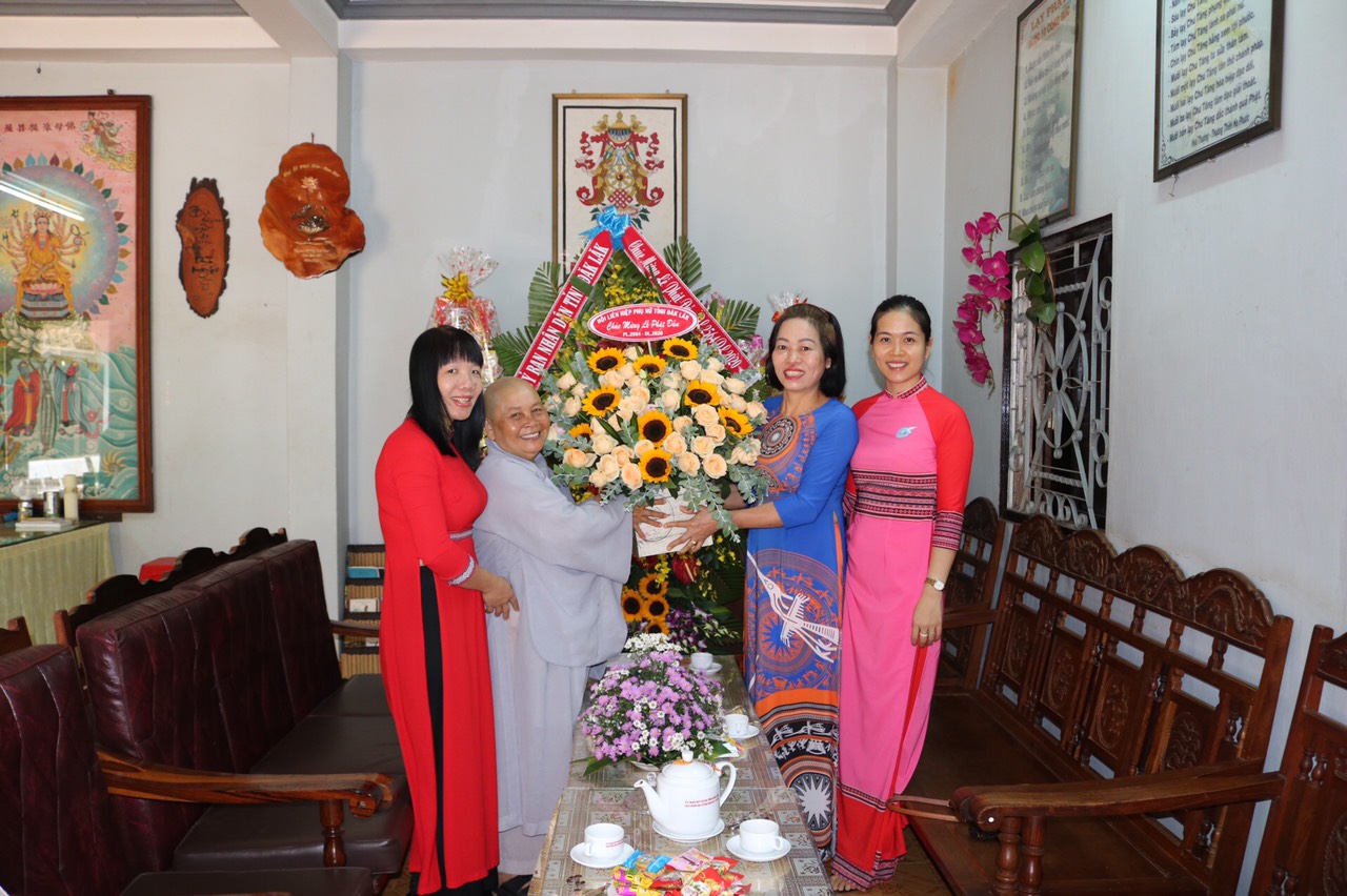 Hội Liên hiệp Phụ nữ tỉnh thăm và chúc mừng các nữ tu nhân dịp Đại lễ Phật đản 2020