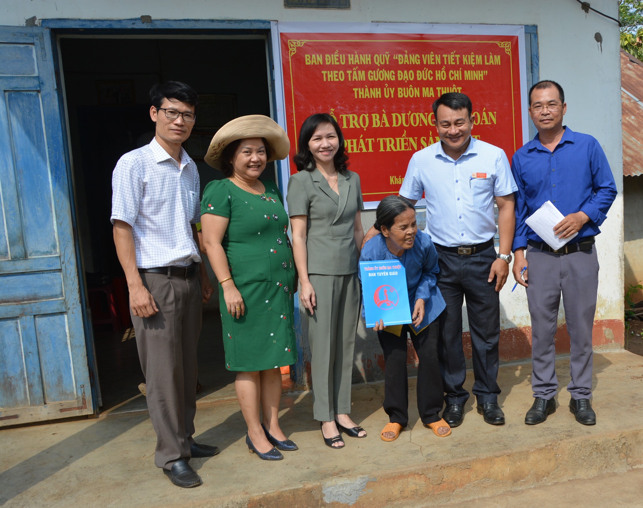 Thành ủy Buôn Ma Thuột trao tiền hỗ trợ phát triển kinh tế cho gia đình đảng viên có hoàn cảnh khó khăn