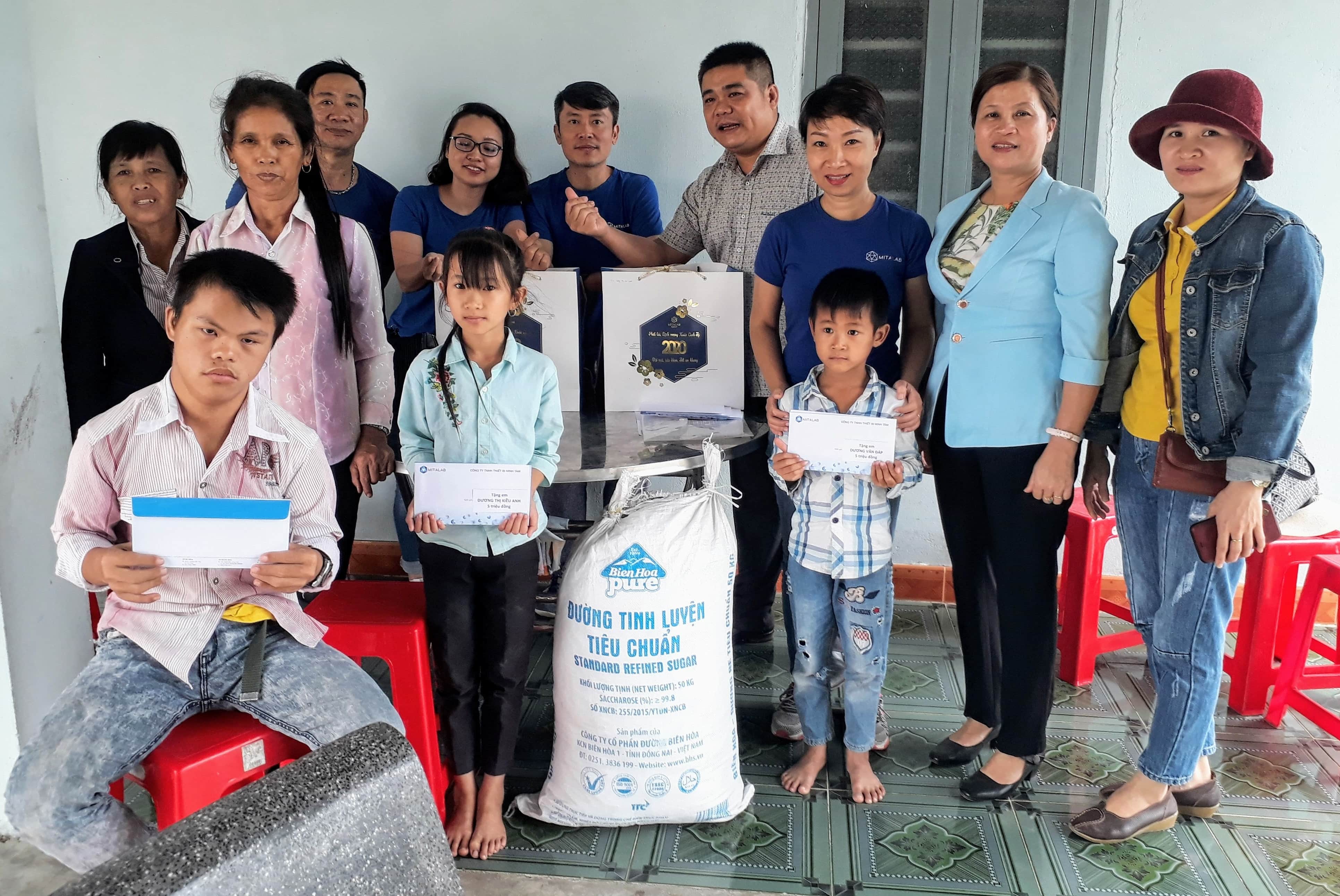 Tặng quà cho 5 cháu mồ côi cha mẹ, hoàn cảnh đặc biệt khó khăn ở huyện M’Đrắk