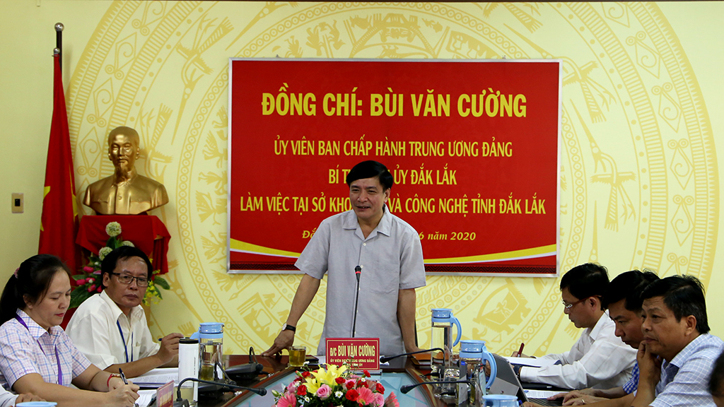 Secretary of the Provincial Party Committee Bui Van Cuong works with the Department of Science and Technology