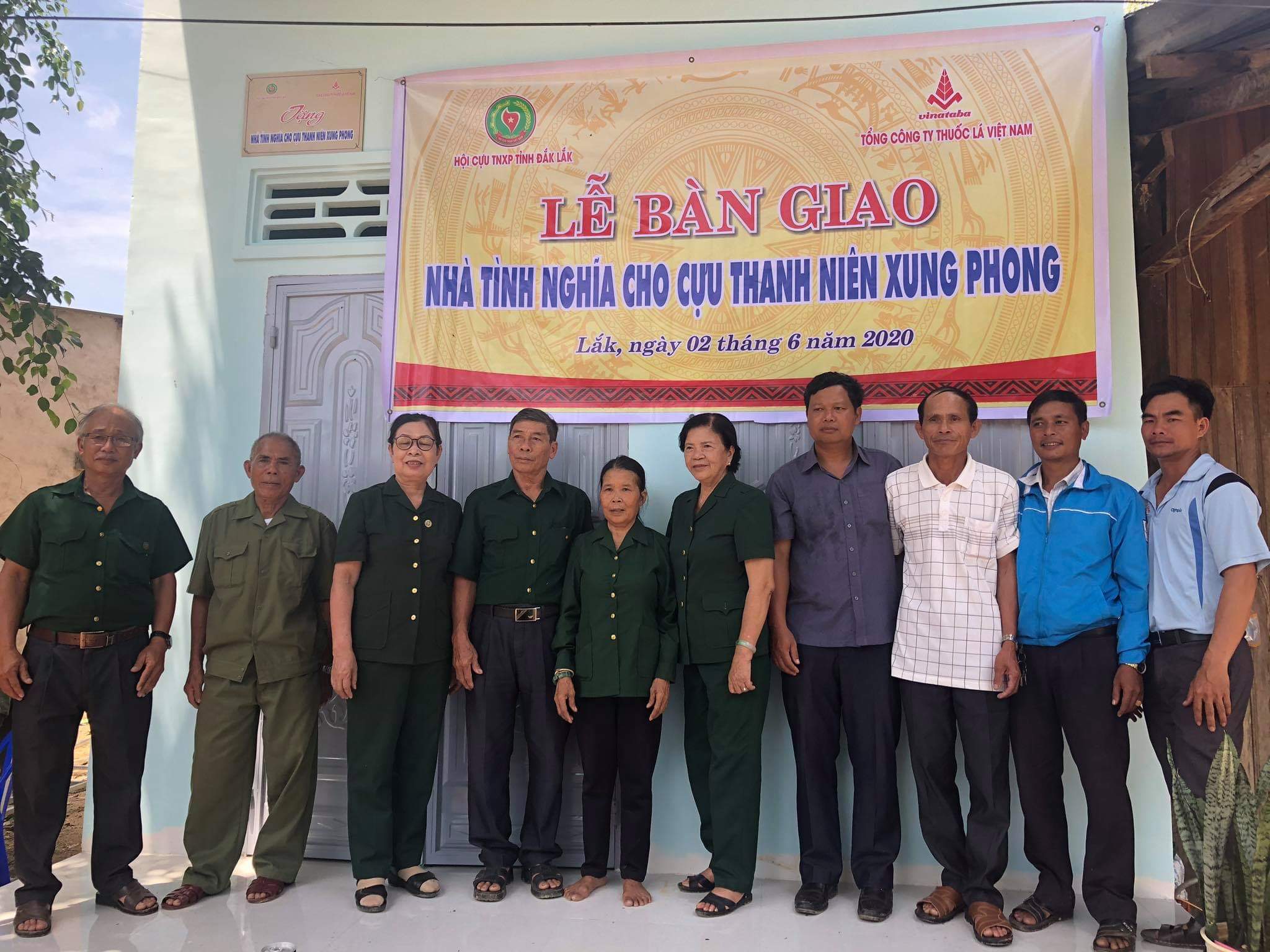 Bàn giao nhà tình nghĩa cho cựu Thanh niên xung phong có hoàn cảnh khó khăn trên địa bàn huyện Lắk