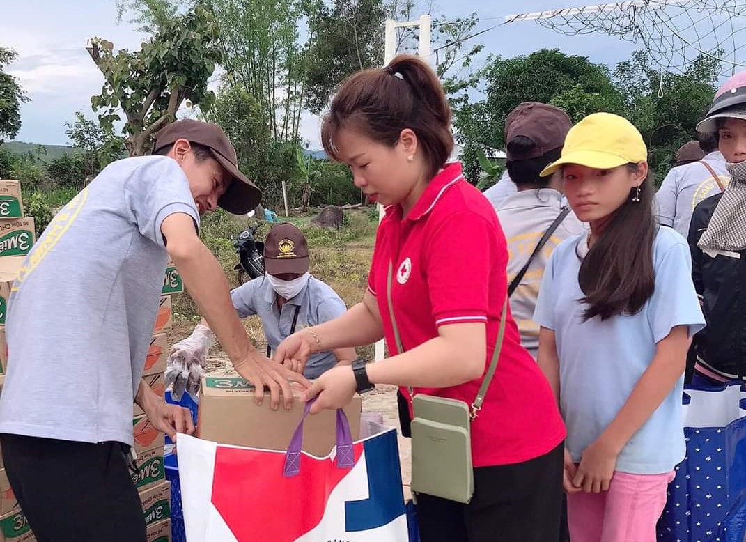 Tặng 300 suất quà cho người dân huyện Lắk