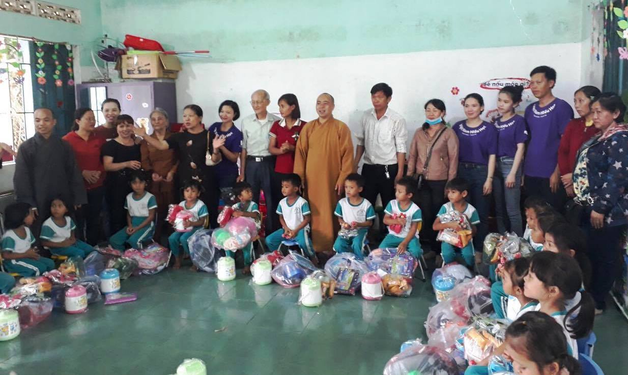 Trao tặng 364 suất quà cho học sinh nghèo vùng sâu huyện M'Đrắk