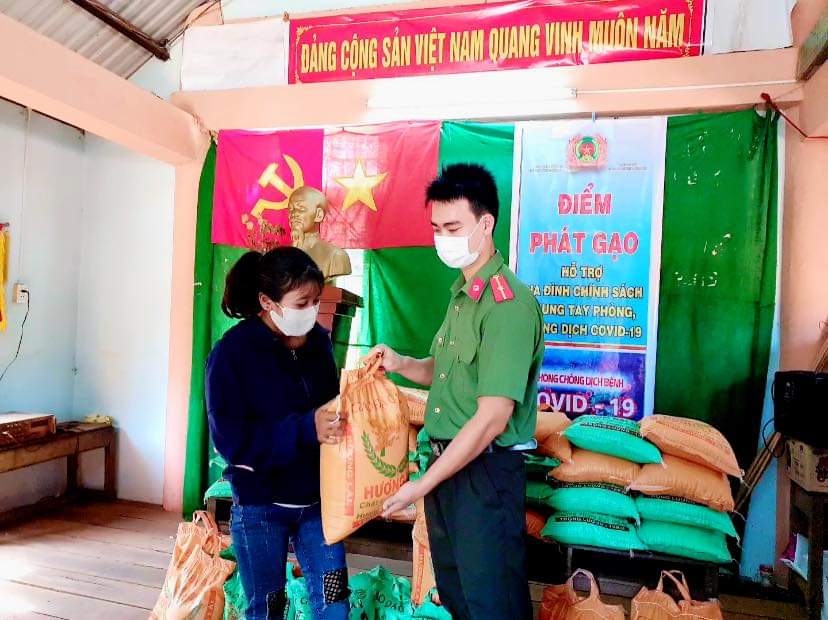 Phê duyệt danh sách hỗ trợ người thuộc hộ nghèo, hộ cận nghèo gặp khó khăn do đại dịch Covid-19 của huyện Ea Súp, tỉnh Đắk Lắk