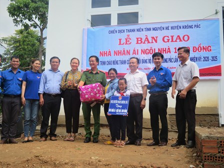 Bàn giao Nhà nhân ái cho học sinh có hoàn cảnh khó khăn tại huyện Krông Pắc